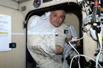 Федор Юрчихин в спальном мешке в каюте экипажа служебного модуля «Звезда»