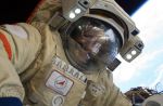 Дмитрий Кондратьев выполняет задачи по монтажу оборудования на внешней поверхности СМ «Звезда»